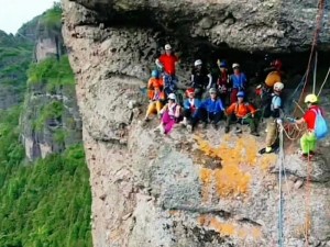 咔叽探险队悬空十层攻略揭秘：安全穿越悬崖峭壁的冒险之旅