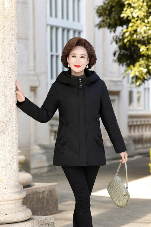 妇女老太太 GMRBGMBGM 牌羽绒服,时尚保暖,尽显优雅气质